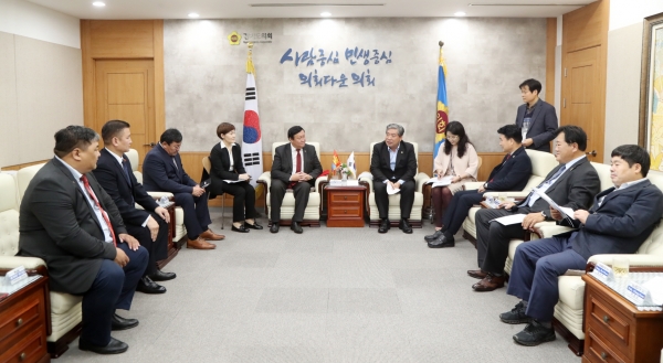 송한준 의장이 몽골 다르항올 도의회 대표단을 접견하고 있다.