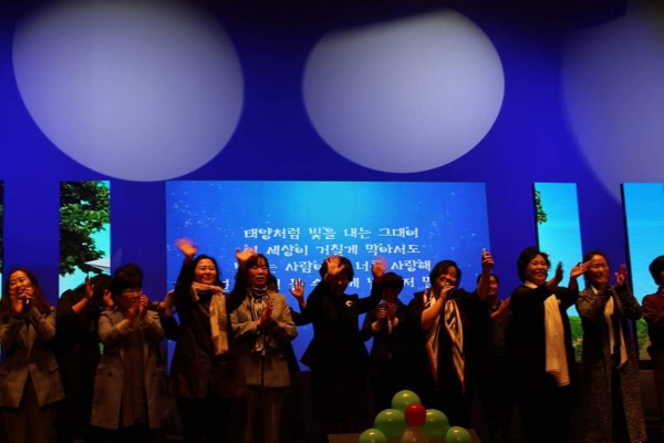 지난해 10월 성남시청 온누리서 열린 보육인 한마음 대회 때 교사들 다함께 노래하는 중