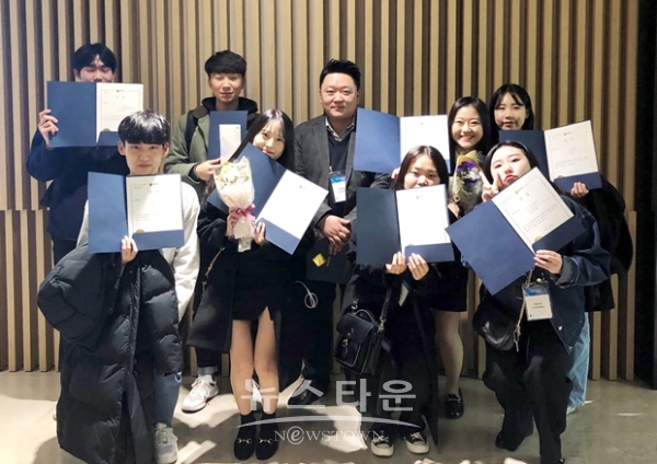 지난 10일 연세대에서 2018 한국경영정보학회 추계학술대회가 열린 가운데 학회에서 주최한 전국 대학생 아이디어 공모전에서 경영학과 마케팅조사연구회 ‘M-cast’동아리 2팀이 각 각 최우수상과 장려상을 수상했다.