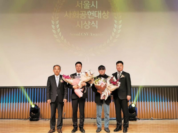 지난 12일 서울시청 다목적홀에서 개최된 ‘2018 서울시 사회공헌대상’ 시상식에서 장애아동의 창작지원활동인 프로젝트 A가 사회공헌 대상 2년 연속 수상했다(왼쪽부터 윤준병 서울시 행정1부시장, 조성배 조아제약 대표, (재)서울문화재단 김종휘 대표, 홍영준 서울시복지재단 대표