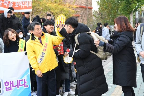 구리고등학교에서 고사장에 들어가는 수험생들을 응원한 안승남 구리시장