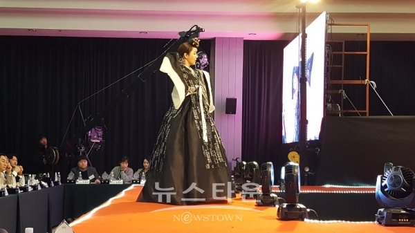 한복모델대회 본선에 오른 한의령(서울, 31세) 참가자가 한복을 입고 포즈를 취하고 있다.