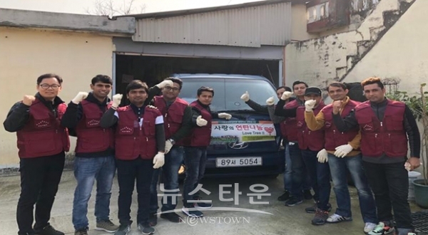 충남광역외국인근로자쉼터에 입소중인 외국인 근로자들이 저소득층이나 산간벽촌 연탄들이기에 어려움을 겪고 있는 어르신들에게 따뜻한 겨울을 지낼 수 있도록 사랑의 연탄 봉사활동을 전개했다.