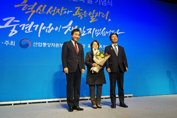 우측부터 김형래 전무, 부인 최돈화 여사, 이낙연 국무총리