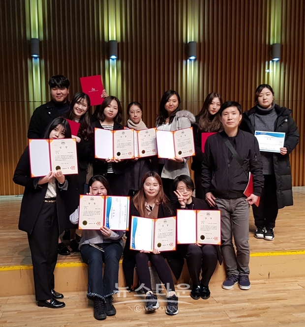서울시가 한국상품문화디자인학회와 함께 주관한  ‘2018 I·SEOUL·U 상품문화디자인 국제공모전’에서 선문대 시각디자인학과 학생들이 금상, 은상, 동상을 포함해 총 40개의 상을 받았다.