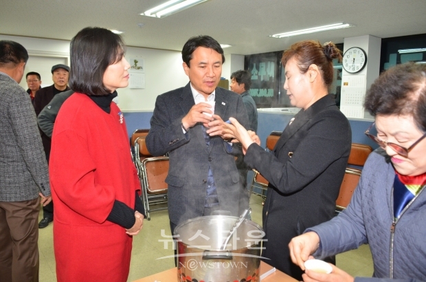 거창 당협에서 준비한 어묵 국을 시식