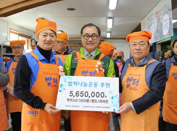 밥퍼나눔 봉사활동1: 지난 28일 서울 동대문구 답십리동 밥퍼나눔운동본부에서 진행된 동아쏘시오그룹 밥퍼나눔 봉사활동에서 (왼쪽부터) 최호진 동아제약 사장, 최홍 다일복지재단 사무총장, 박상종 동대문구사회복지협의회 회장이 후원금 전달 기념 촬영을 하고 있다.