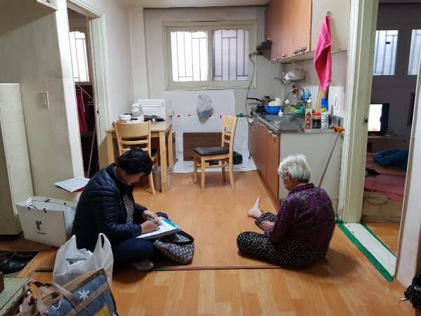 소외계층 어르신에게 따뜻한 겨울나기 전기요를 전달하고 있다.