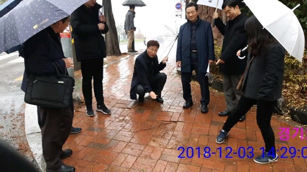 김명원 의원이 어린이 안심통학로에 대해 논의하고 있다