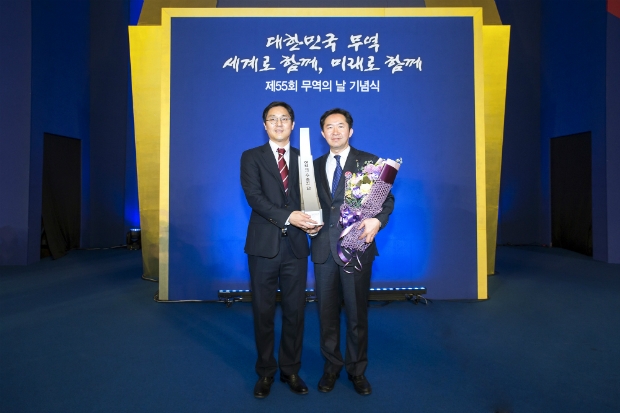 ‘제55회 무역의 날’ 기념식에서 이우진 GC녹십자 해외사업본부장(오른쪽)이 ‘2억불 수출의 탑’을 수상한 후 기념사진을 찍고 있다