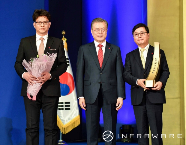 인프라웨어 해외영업총괄 부장 주진성(맨 왼쪽) , 인프라웨어 대표이사 이홍구(맨 오른쪽)