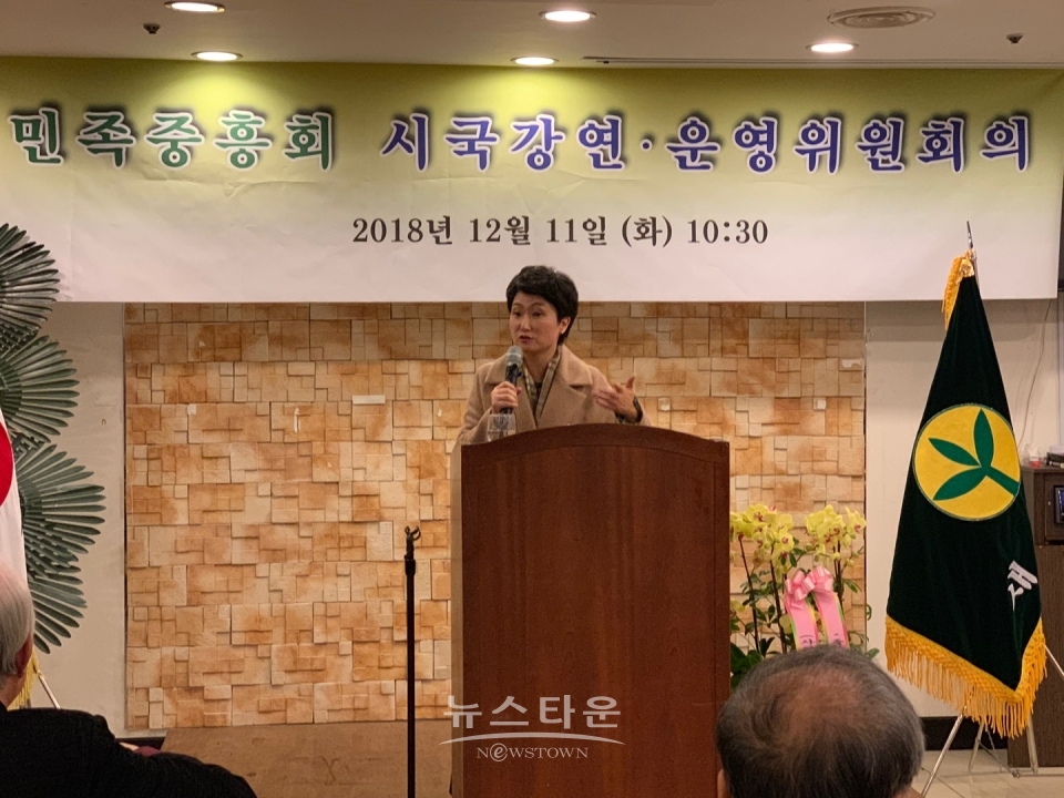 (사진=뉴스타운)11일 열린 민족중흥회 시국강연·운영위원 회의에서 바른미래당 이언주 의원이 시국 안보강연을 하고 있다.