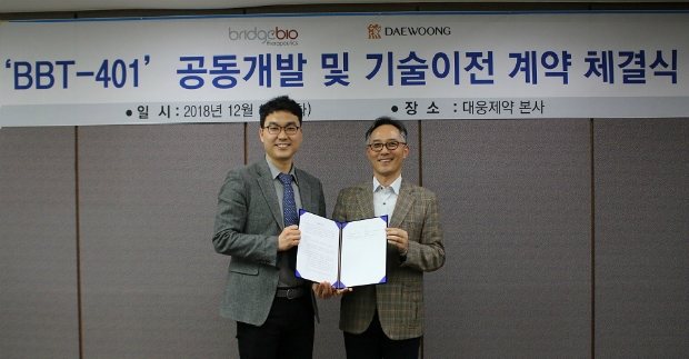 지난 18일, 대웅제약 본사에서 대웅제약과 브릿지바이오가 궤양성 대장염 후보물질 ‘BBT-401’에 대한 기술실시권 및 글로벌 완제의약품 생산 판매권의 도입 계약을 체결했다. (좌: 전승호 대웅제약 사장, 우:브릿지바이오 이정규 대표)