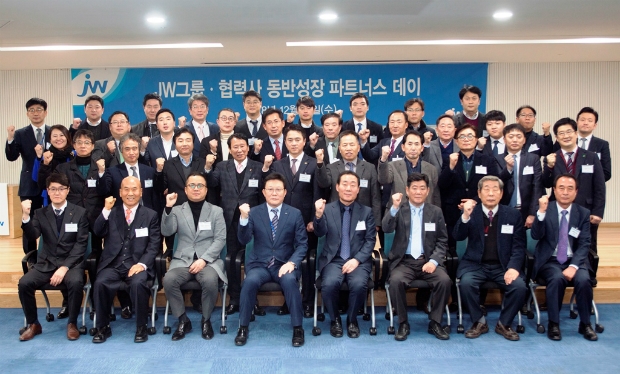JW홀딩스, 상생경영 위한 '2018년 동반성장 파트너스 데이' 개최JW홀딩스는 서초동 본사에서 83개 협력사와 올해 협력 성과를 돌아보고, 향후 발전 방향을 모색하는 '2018년 JW그룹·협력사 동반성장 파트너스 데이'를 개최했다고 20일 밝혔다. 한성권 JW홀딩스 대표(앞줄 좌측에서 네 번째)와 협력사 대표들이 기념촬영을 하고 있다.
