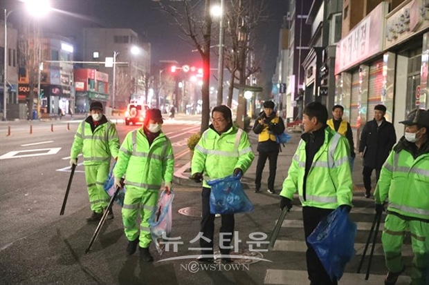 오세현 아산시장(사진 중앙)이 12월 26일 오전, 이른 아침 아산시 환경미화원 및 자원순환과 직원들과 함께 가로청소를 실시하고 현장에서 묵묵히 쓸고 닦고 있는 환경미화원 등을 격려했다.