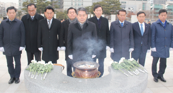 김경협 경기도당 위원장이 수원에 소재한 현충탑을 찾아 합동으로 참배하