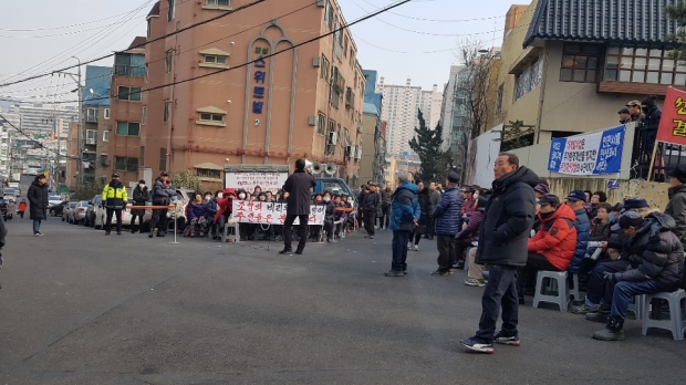 찬성조합원을과 달리 반대조합원들은 집회를 가졌다.