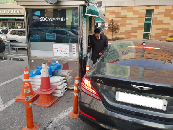 윤정수 사장이 기피 근무지 현장 점검을 하고 있다.