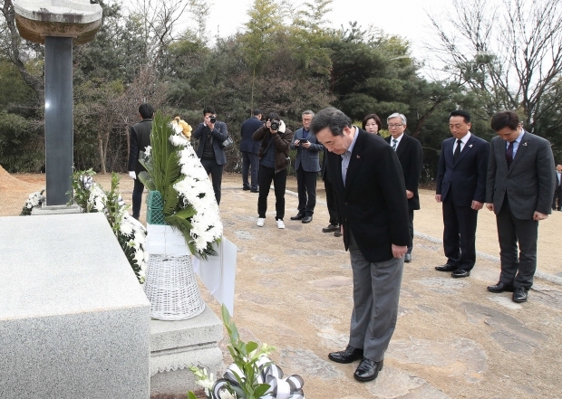 제암리 23위 합장묘를 참배하고 있는 이낙연 국무총리