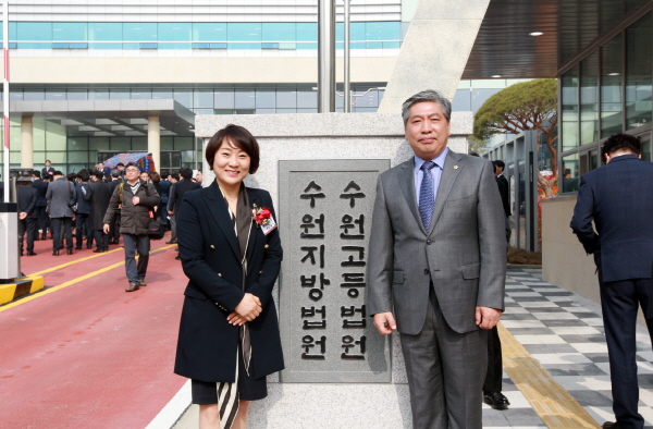 송한준 의장이 안혜영 부의장과 수원고법 개원식에 참석하여 현관에서 기념촬영을 하고 있다.