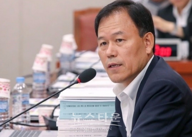 국회 사법개혁특별위원회 자유한국당 간사인 윤한홍 의원(마산회원구)