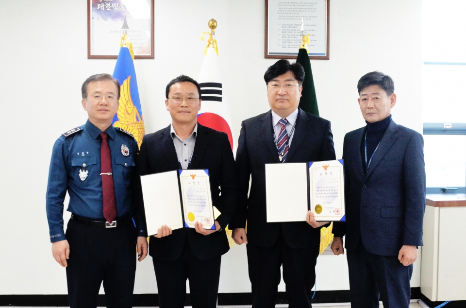 포상수여 후, 기념사진 촬영하는 모습(좌측부터 경위 안지훈, 강원지방청장 치안감 김원준, 경위 강승완, 고성경찰서 수사과장 경감 이창하)
