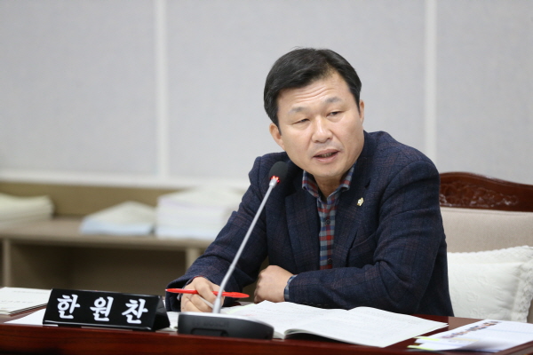수원시의회 한원찬 의원이 공중위생영업 활성화 지원에 관한 조례안 대표발의를 하고 있다.