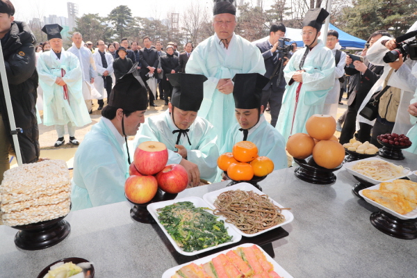 안중근의사순국109주년추모식에서 박문순 의장이 초헌관 임무를 수행하고 있다