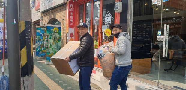무료급식 봉사활동 후, 시설 뒷 정리를 하는 '아름다운 세상을 만드는 사람들(아세사)' 자원봉사자들