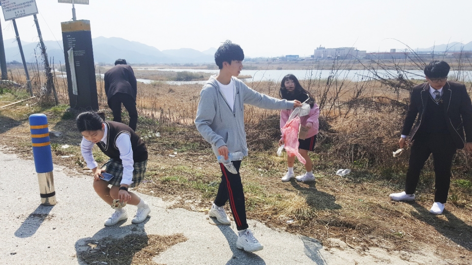 원주의료고등학교 섬강 정화활동