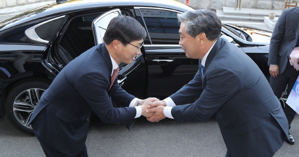 송한준 의장이 박종택 수원가정법원장과 악수를 나누고 잇다.