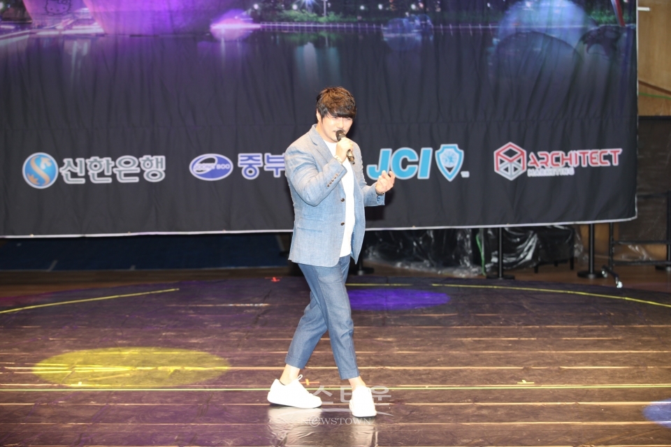대회에서 열정적인 축가를 부르고 있는 가수 KCM