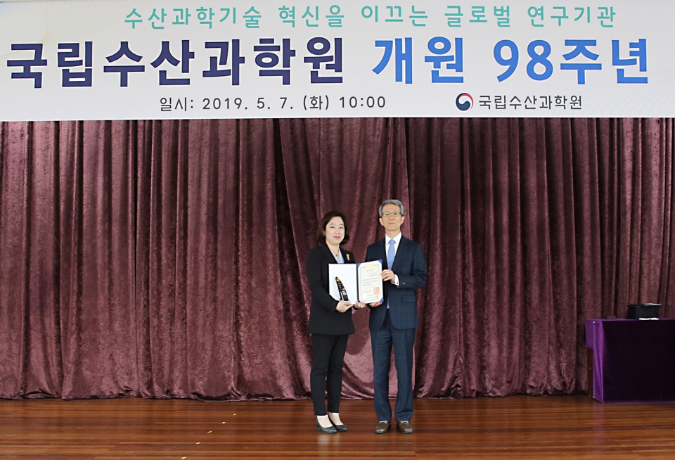 제5회 대한민국 공무원상(대통령표창)을 수여한 황지연 박사