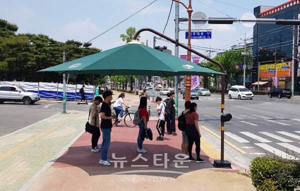 그늘막이 설치된 모습