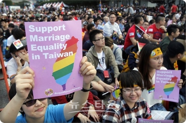 타이완 헌법재판소(Constitutional Court)에 해당하는 사법원 대법관 회의도 2017년 5월 당사자의 신고를 받고 공성 결혼을 인정하지 않는 것은 ‘위헌’이라고 판단, 당국에 2년 이내에 법의 정비를 하라고 촉구했었다.