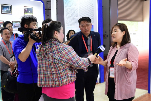 17~19일 중국 하북성 낭방시 국제전시컨벤션센터에서 열린 '하북성 우호도시 전람회'에 참가한 화성시 홍보부스에 현지 언론이 관심을 보이고 있다