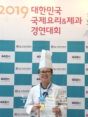 세종사이버대학교 조리서비스경영학과 안미정 학생이 전시경연 부문(한식/특화요리)에서 금상을 수상했다.