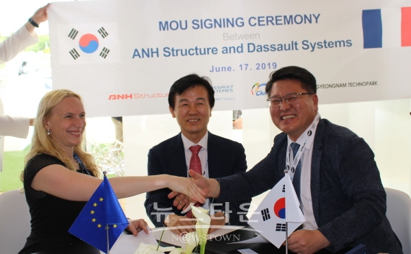 ANH 스트럭처와 다쏘 시스템의 MOU 체결식