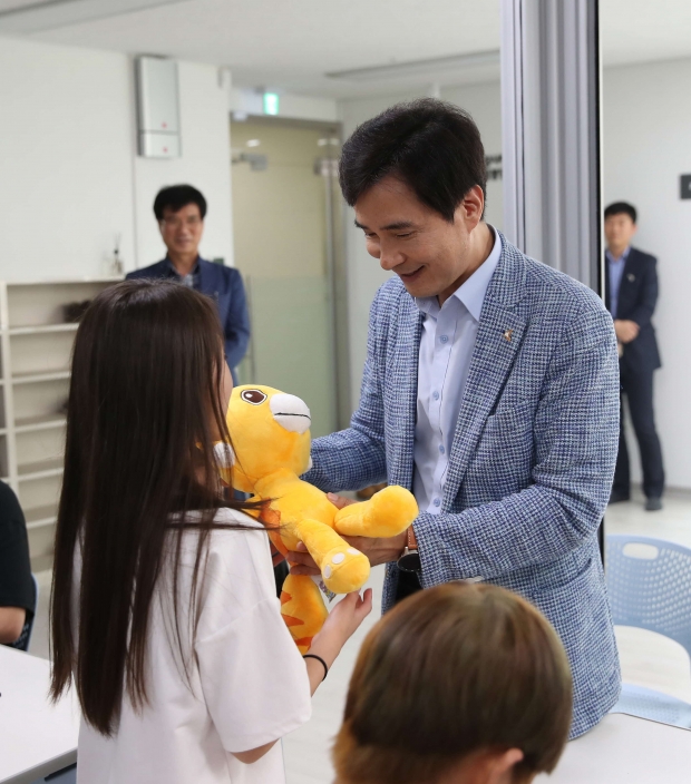 봉담아동청소년센터를 방문한 서철모 화성시장이 이용 학생을 격려하는 모습