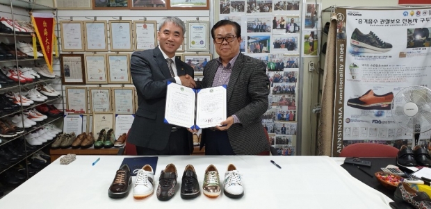 사진 왼쪽부터 국제유활의학회 이진주학회장, (주)앤제화 안시노 대표