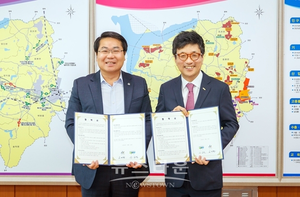 아산시가 지난 10월 21일 시청에서 순천향대학교와 함께 미세먼지 플랫폼 구축 및 운영을 위한 업무협약(MOU)을 체결했다. 사진)좌측부터 오세현 아산시장, 서교일 순천향대학교 총장