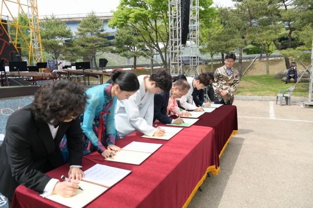 국립충청국악원 공주유치 서명(지난 5월 구석기축제 당시)