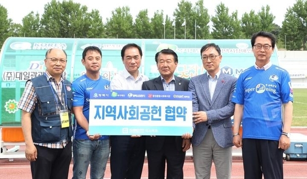 왼쪽부터 평택합정종합복지관 이재호 관장,평택시민축구단 구단주 이호준, 평택시장 정장선, 평택시의회 의장 권영화, 이마트평택점 점장김도완 , 평택복지재단 이사장 김기성