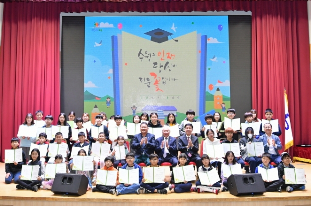 수원시와 (재)수원사랑장학재단이 6일 시청 대강당에서 연 ‘2019 하반기 장학증서 수여식’에서 장학생들이 기념촬영을 하고 있다.