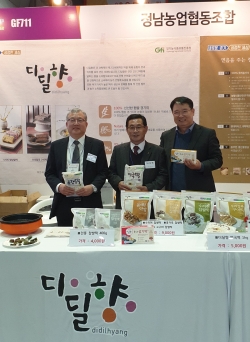 정남농협브랜드홍보관 판촉 행사 모습, 왼쪽부터 채인버섯 유재석 대표, 우재덕 정남농협 조합장, 이응구 농식품유통과장