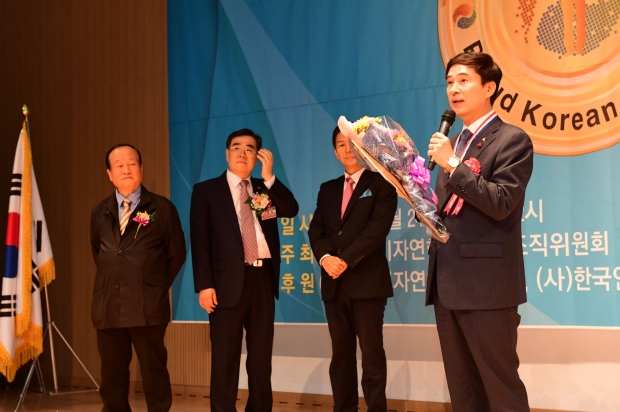 시상식에서 대상을 수상하고 소회를 말하고 있는 서철모 화성시장