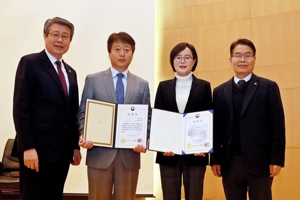 왼쪽부터 삼육대 김성익 총장, 이창선 과장, 최성혜 과장, 유구용 사무처장