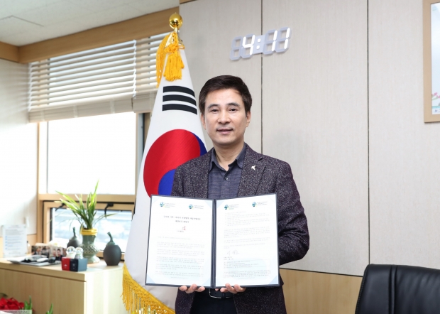 글로벌 기후에너지 시장협약서에 서명하고 기념촬여하고 있는 서철모 화성시장