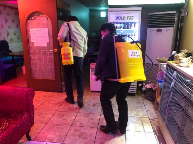 동부출장소 자율방역단 노래연습장 방역 모습
