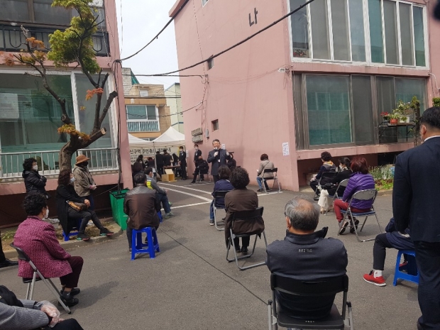사회자 윤명훈(법률사무소 정비)이 설명회를 하고 있다